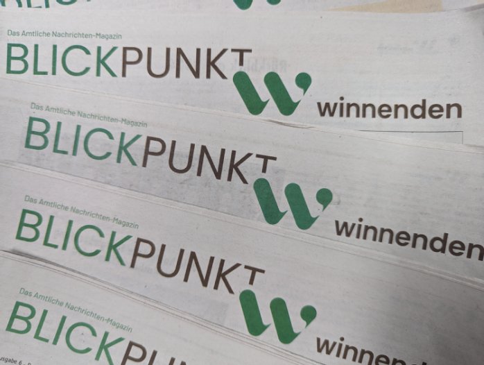 Mehrere Ausgaben des Amtsblatts liegen aufgefächert auf einander.