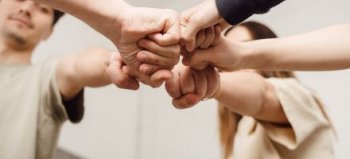 Symbolbild: Jugendliche schlagen ein. 