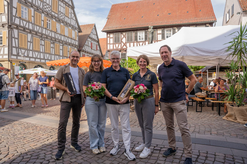 v.l.: Werner Bader, ehemalige Württembergische Weinkönigin Carolin Golter, Pierre-Enric Steiger, Stadträtin Anja Luckert und Oberbürgermeister Hartmut Holzwarth.