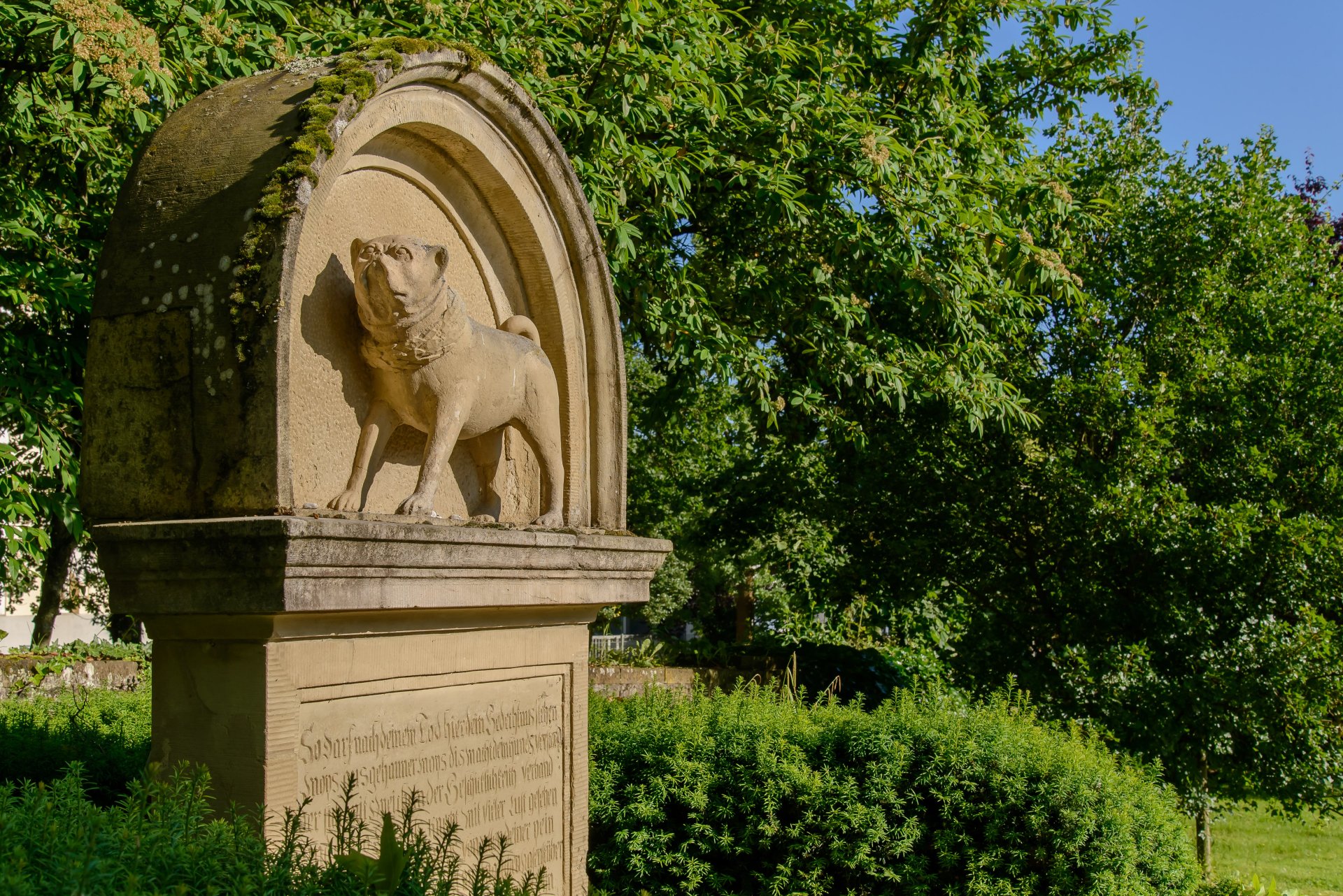 Das Denkmal für den Winnender Mops zeigt eine Skulptur eines Mops über der in Stein gemeißelten Geschichte zum Winnender Mops