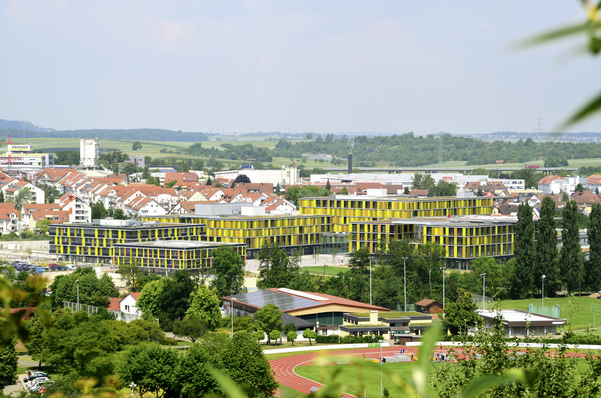 Das Rems-Murr-Klinikum aus der Ferne. Davor ist das Herbert-Winter-Stadion zu sehen.