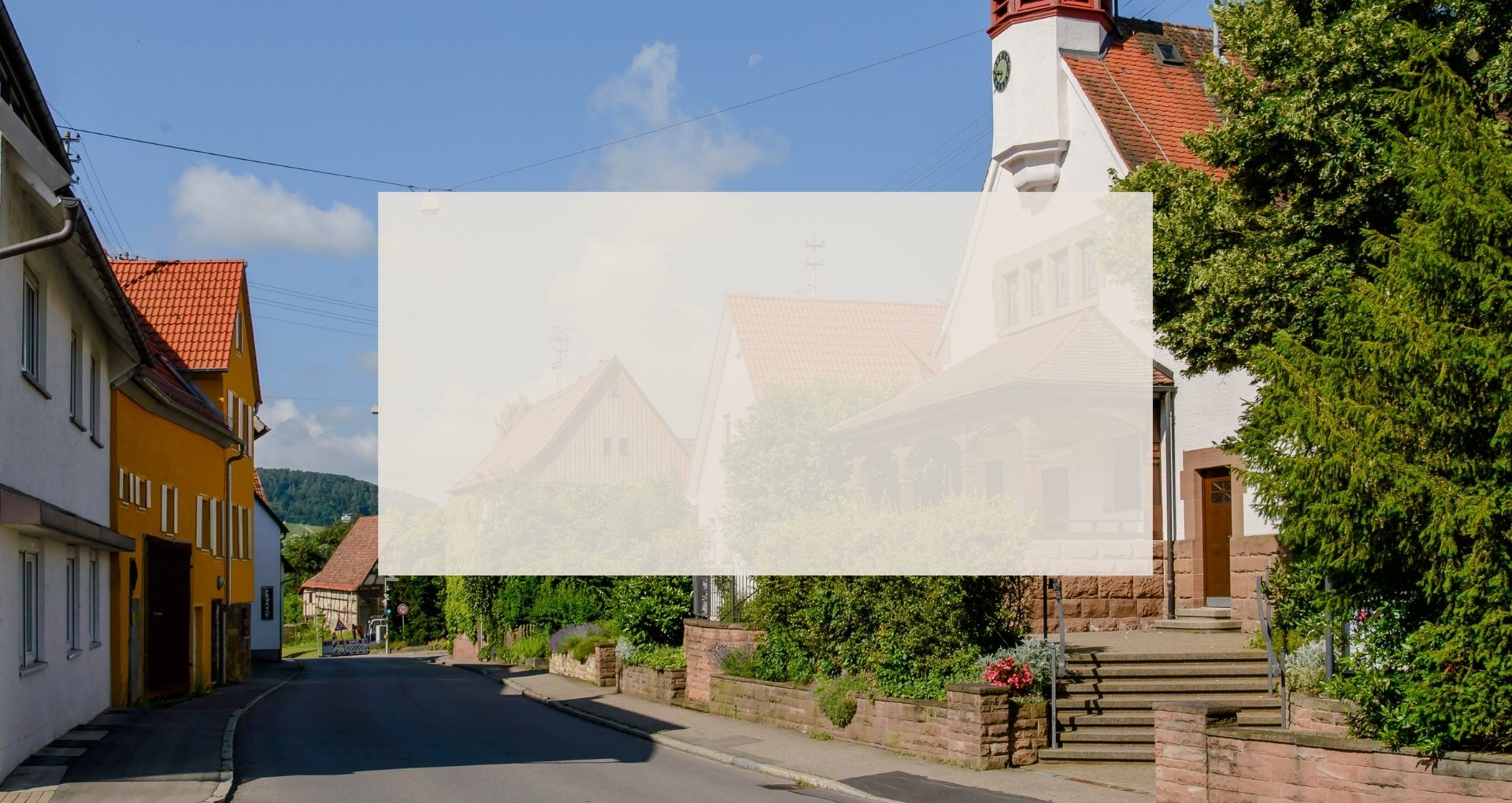 Die Straße vor dem alten Rathaus in Höfen. 