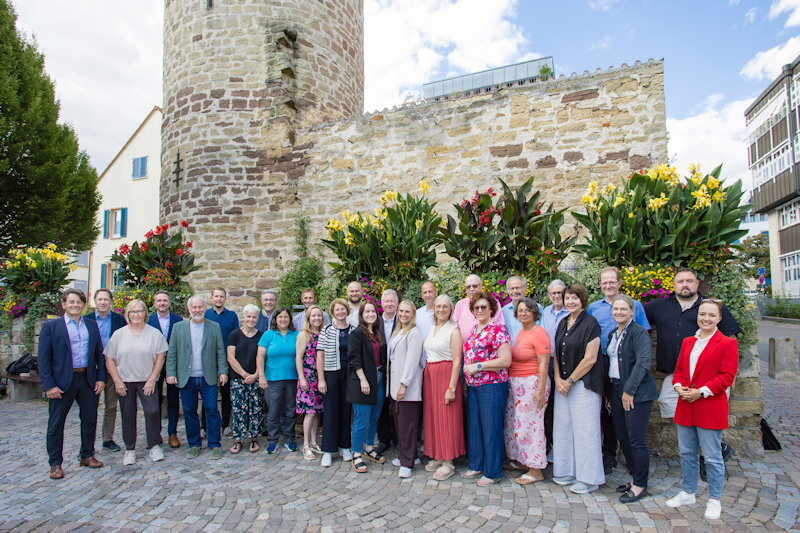 Gruppenfoto des Gemeinderats mit den drei Dezernenten der Stadtverwaltung vor dem Diebsturm