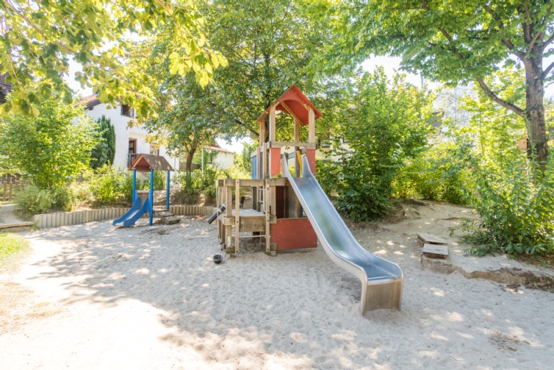 Speillandschaft mit Kletterturm, Rutsche und Sandfläche