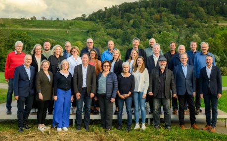 Gruppenfoto des Gemeinderats mit den drei Dezernenten der Stadtverwaltung auf einer Wiese vor dem Haselstein