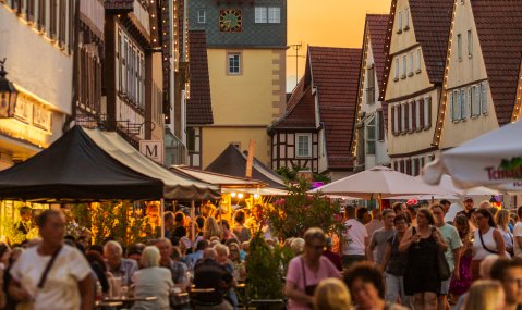 Gut besuchte Marktstraße bei den Weintagen im abendlichen Licht