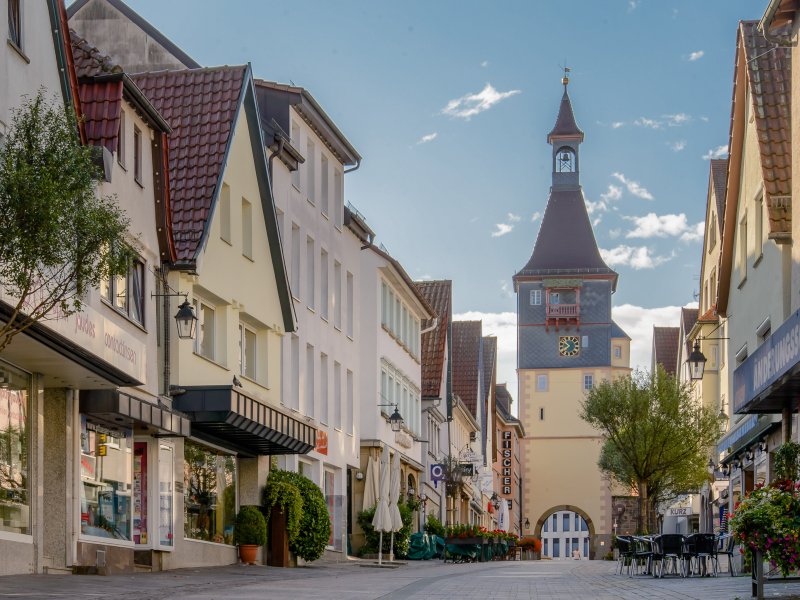 Der Torturm in der Marktstraße mit der großen Uhr und dem Schwaikheimer Tor.