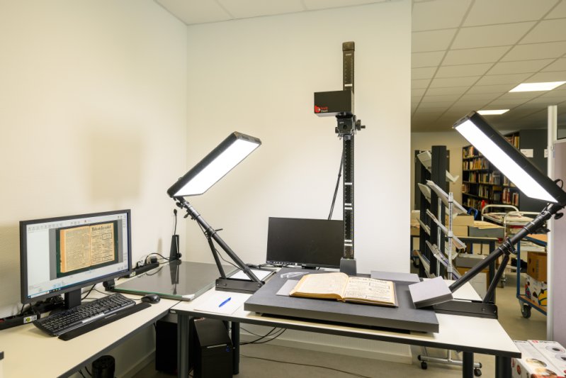 Der Scanner im Stadtarchiv verfügt über eine beidseitig beleuchtete Fläche, eine Kamera sowie einem Bildschirmarbeitsplatz