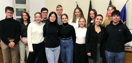 Gruppenfoto des Jugendgemeinderats im Sitzungssaal des Winnender Rathauses