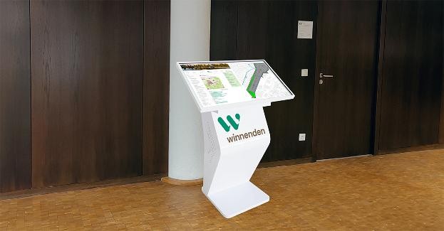 Abbildung: Digitales Informations-Terminal im Flur des Rathauses vor dem Zimmer 322.