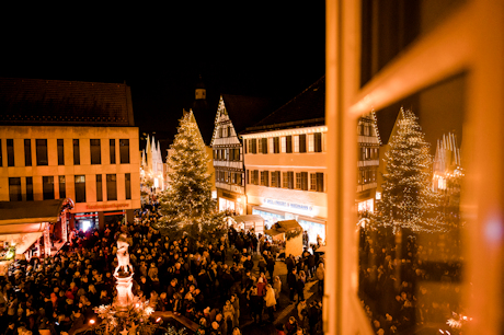 Blick auf den Winnender Weihnachtsmarkt bei Nacht